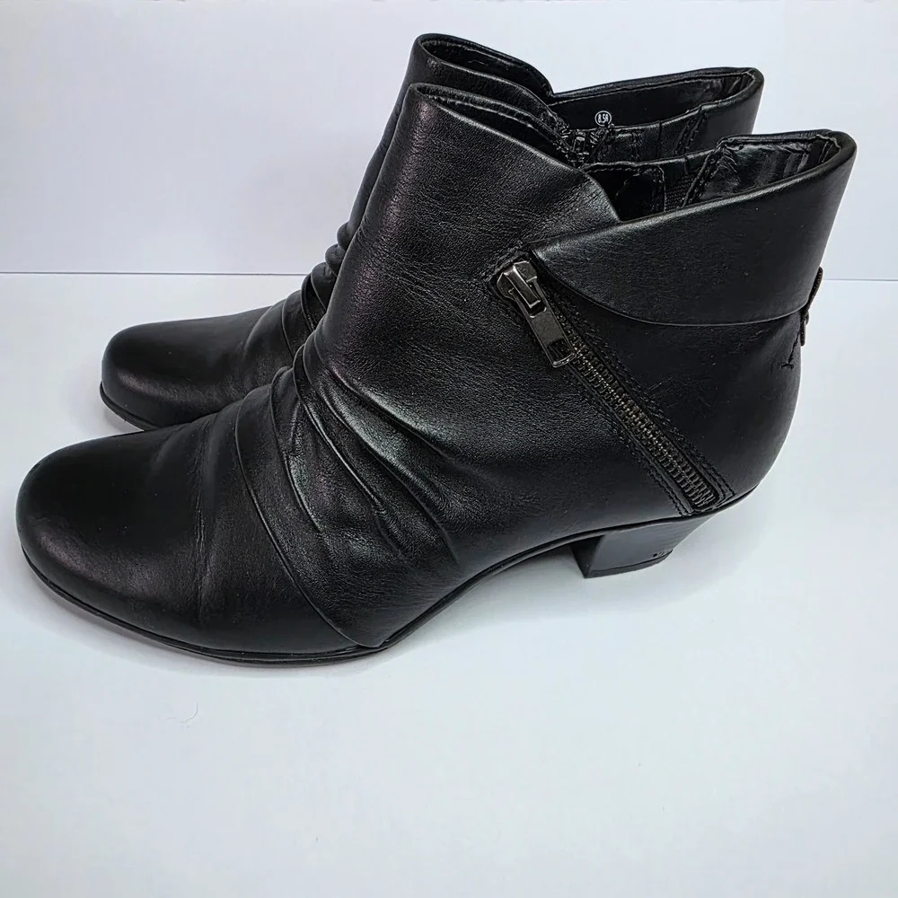 Earth Pegasus black leather ankle boots size 8.5